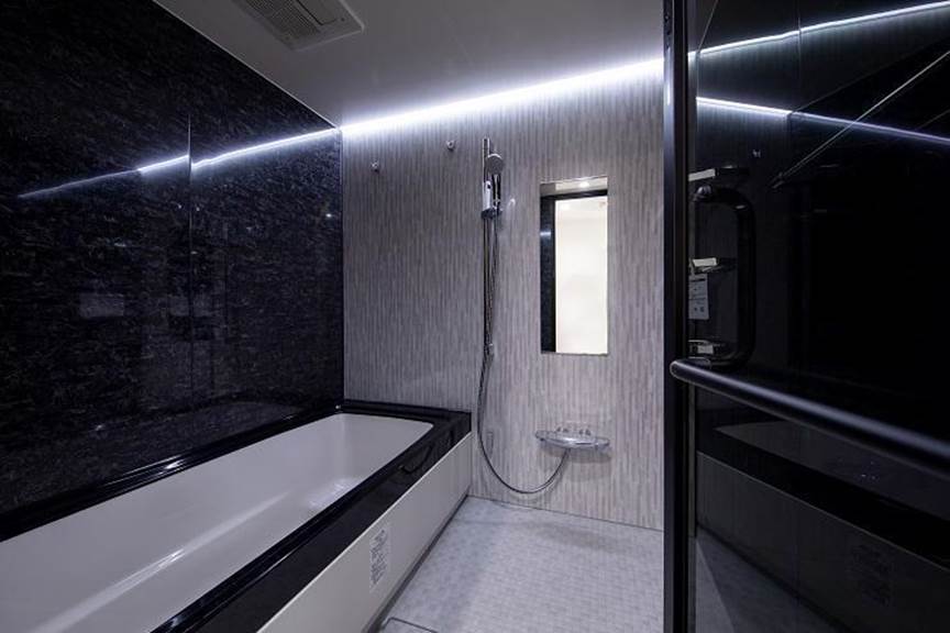 モノトーンカラーで仕上げた高級感あふれる浴室