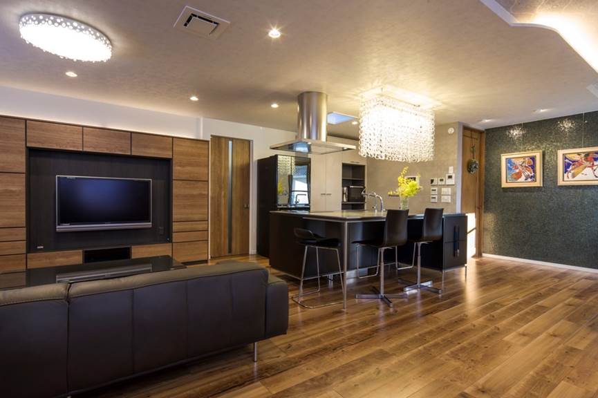 間接照明で光と広がりを演出したモダンリビング空間