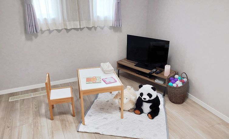 ぬいぐるみやおもちゃがある子供部屋